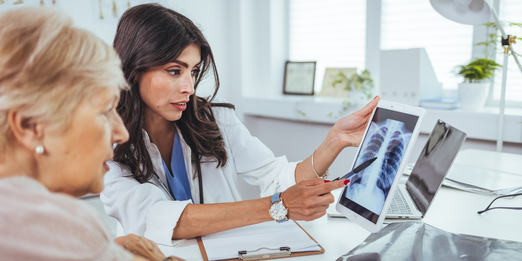 Doctor shows results to patient, x-ray of the lungs.