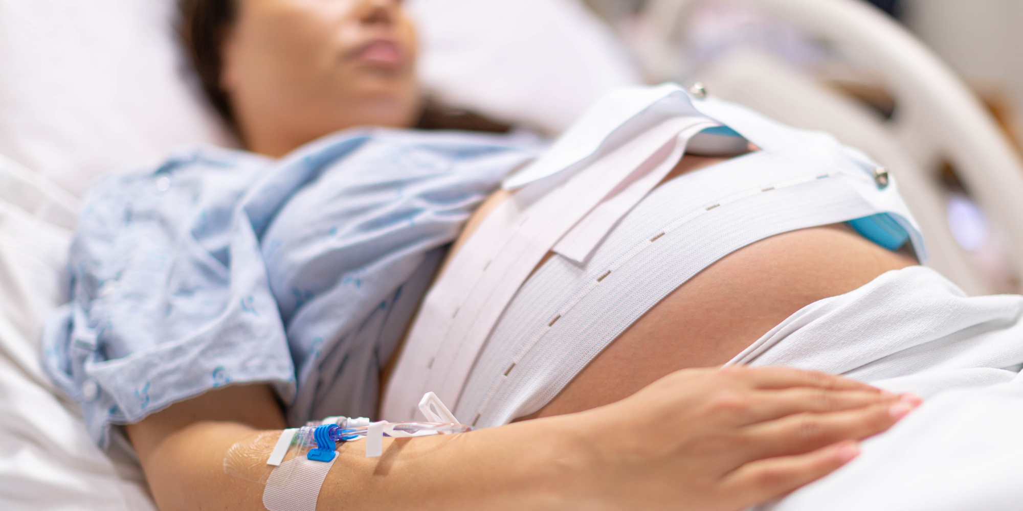 pregnant-woman-hospital-delivery-room-2201016161.jpg