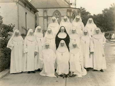 sjjwamc-history-1930 SJH Pontiac Sisters.jpg