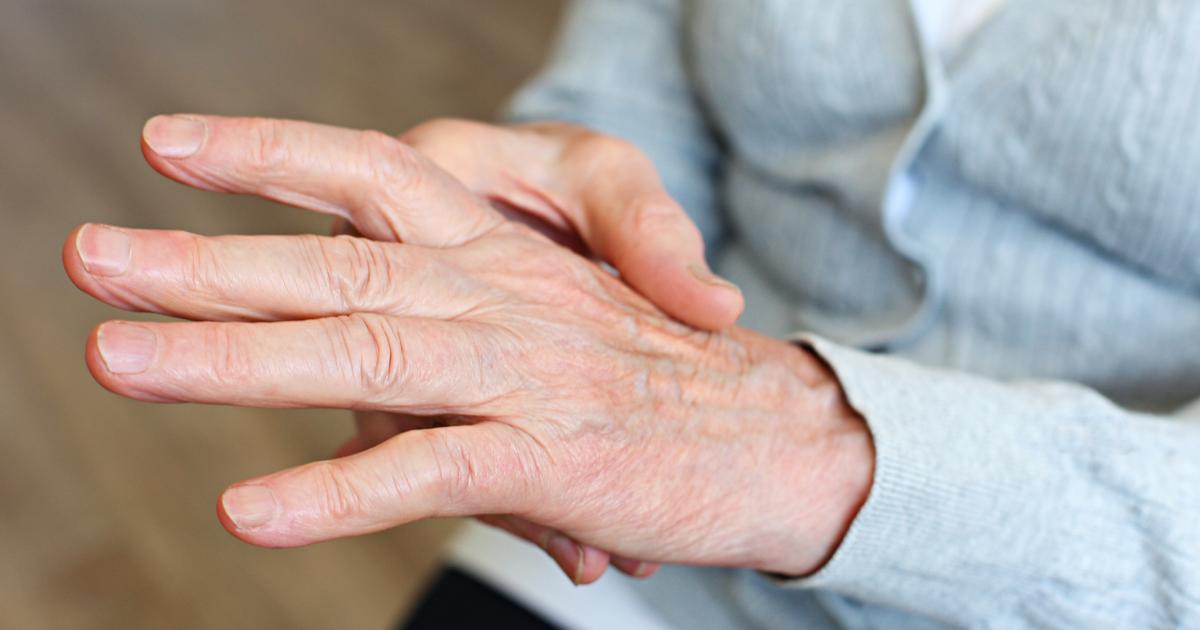 elderly-woman-applying-moisturizing-lotion-cream.jpg